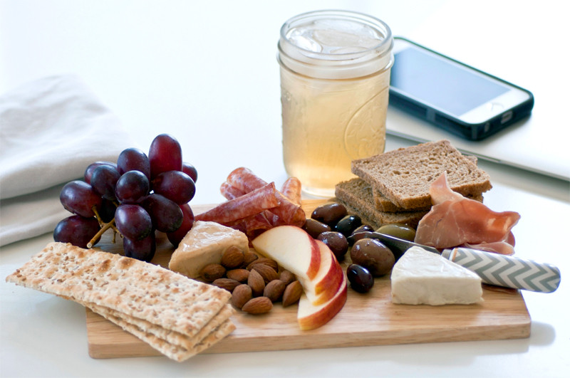 Khay phô mai trên máy bay cũng khó tươi ngon như thông thường. Ảnh minh họa: Popsugar