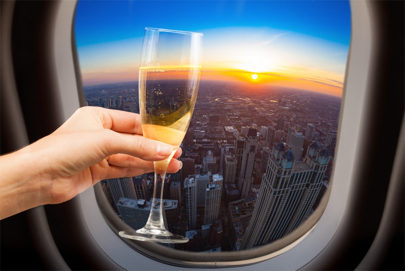 Bạn dễ say hơn khi uống rượu trên máy bay. Ảnh minh họa: Crave