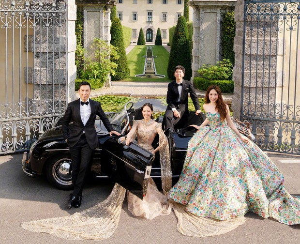 Trong loạt ảnh nam diễn viên chia sẻ trên mạng xã hội, khán giả có thể thấy Chân Tử Đan còn thuê du thuyền cùng vợ dạo chơi trên hồ. Uông Thi Thi xuất thân là người mẫu, dù đã bước sang tuổi 42 vẫn giữ được nét đẹp trẻ trung, quyến rũ. Cô thay ba bộ lễ phục, trong đó có những chiếc váy khoe đôi chân dài bên ông xã và hai con.