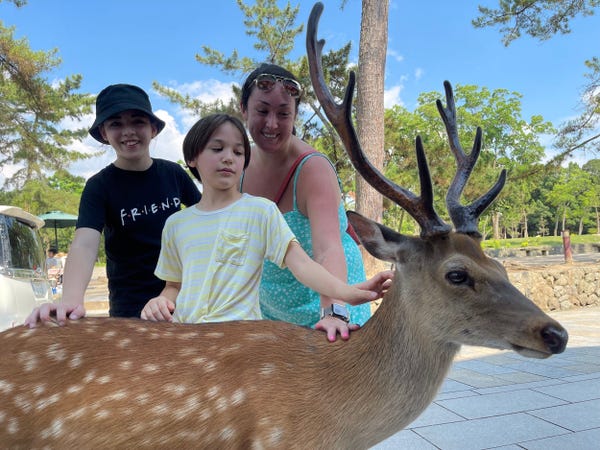 Hanson và 2 con gái đang vuốt ve một chú nai ở Nara, Nhật Bản