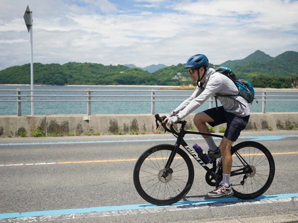 Evans thuê một chiếc xe đạp để dạo quanh vùng đất anh sinh sống