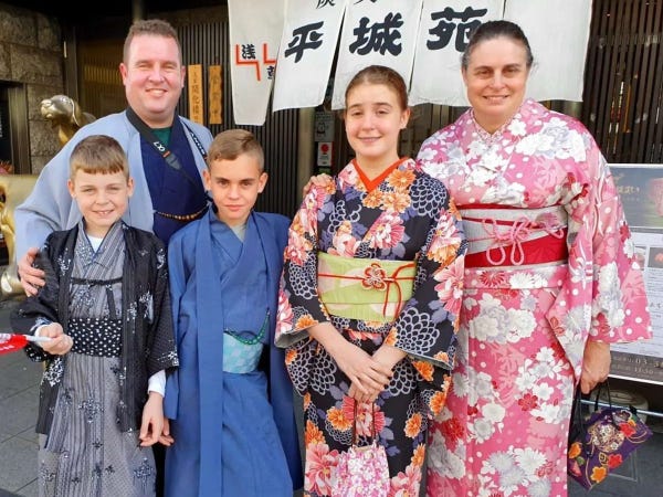 Sutherland-Smith và gia đình mặc kimono truyền thống