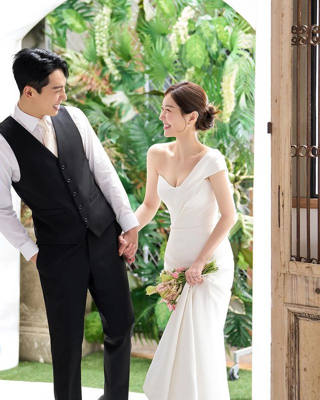 Bộ ảnh cưới lãng mạn của cặp đôi Lady Jane - Lim Hyun Tae được tung ra trước đó