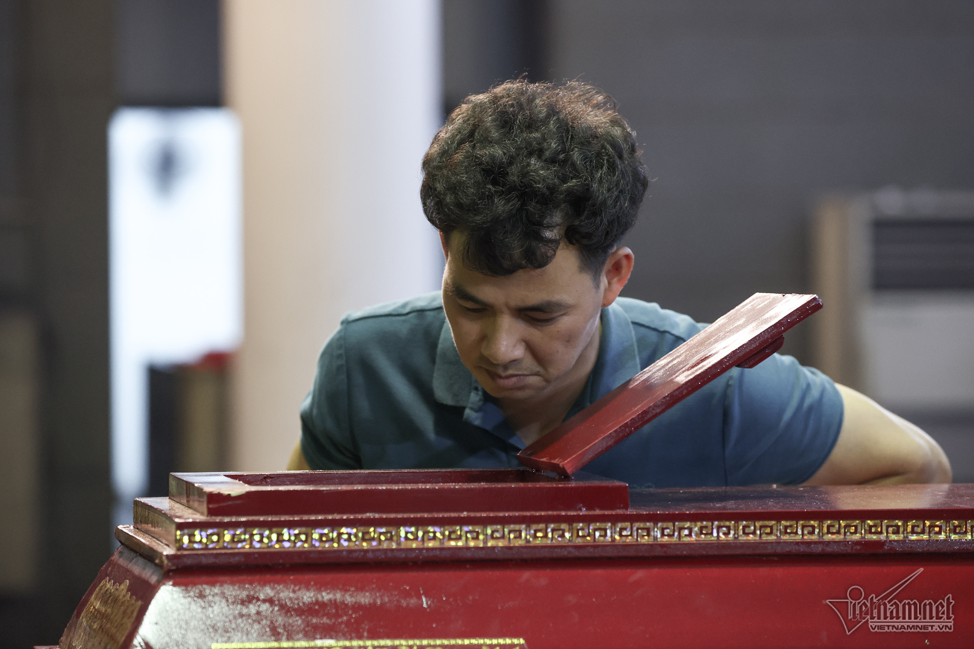 NSƯT Xuân Bắc nhìn mặt NSND Trần Bảng lần cuối.