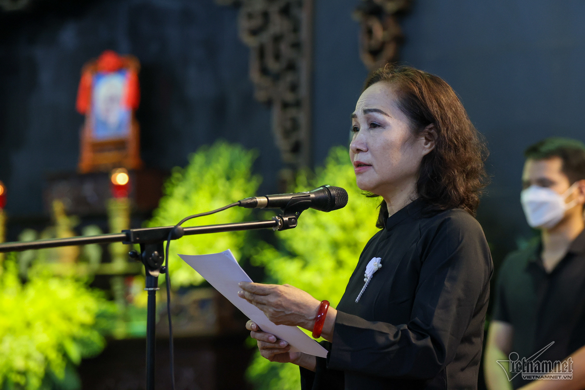 NSND Trịnh Thuý Mùi đọc điếu văn.