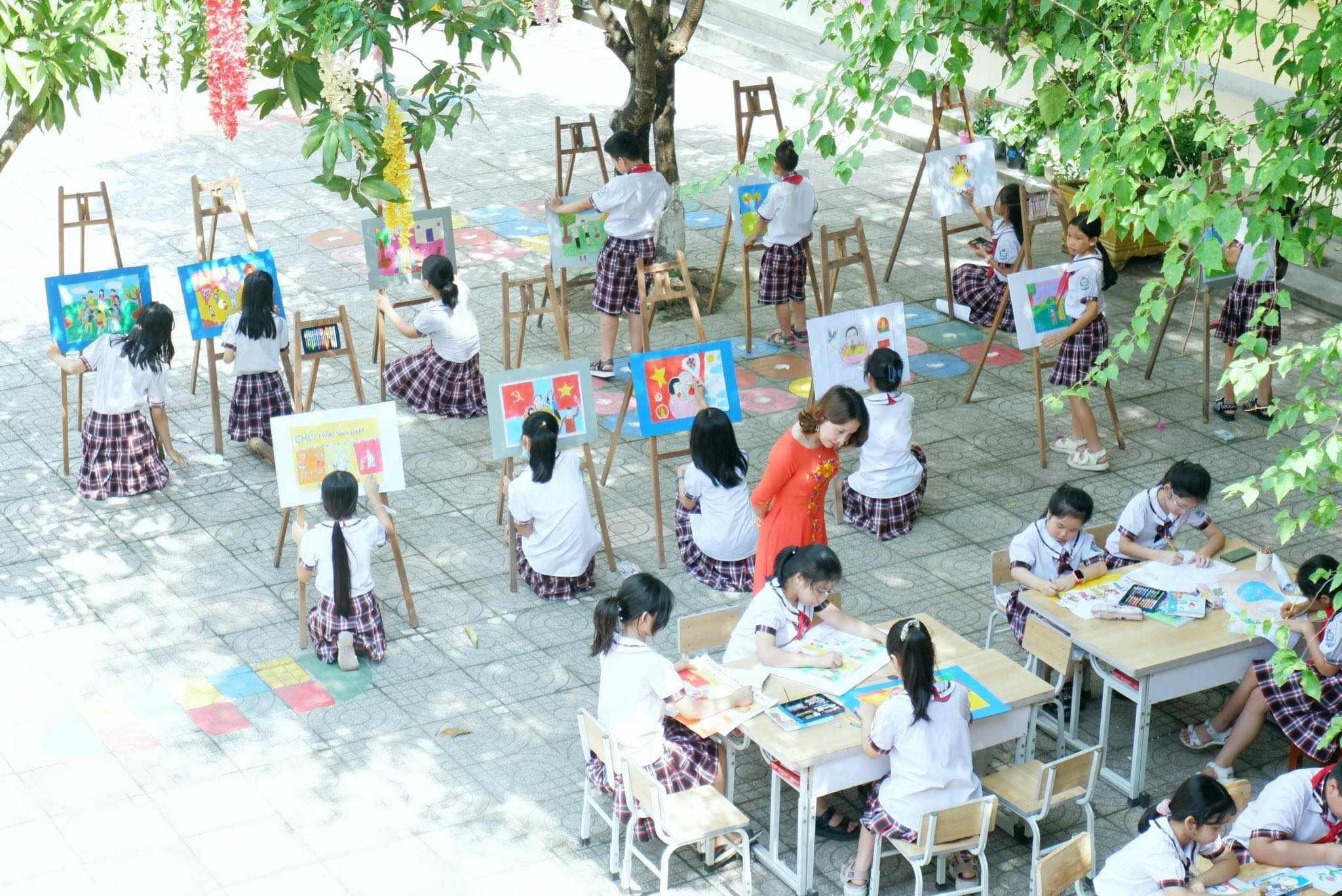 Nhiều giáo viên phải làm thêm nhiều nghề để kiếm sống (Trong ảnh là buổi hoạt động ngoại khoá ở Trường Tiểu học Tân Giang, TP Hà Tĩnh)