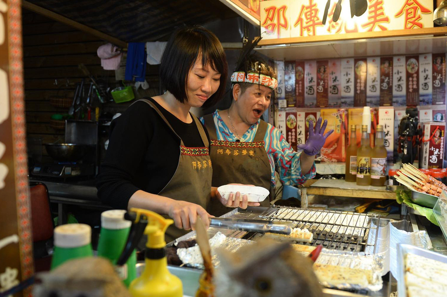 Lao động Việt Nam bán hàng tại cửa hàng ăn ở Đài Loan, Trung Quốc. Ảnh: Hoàng Anh