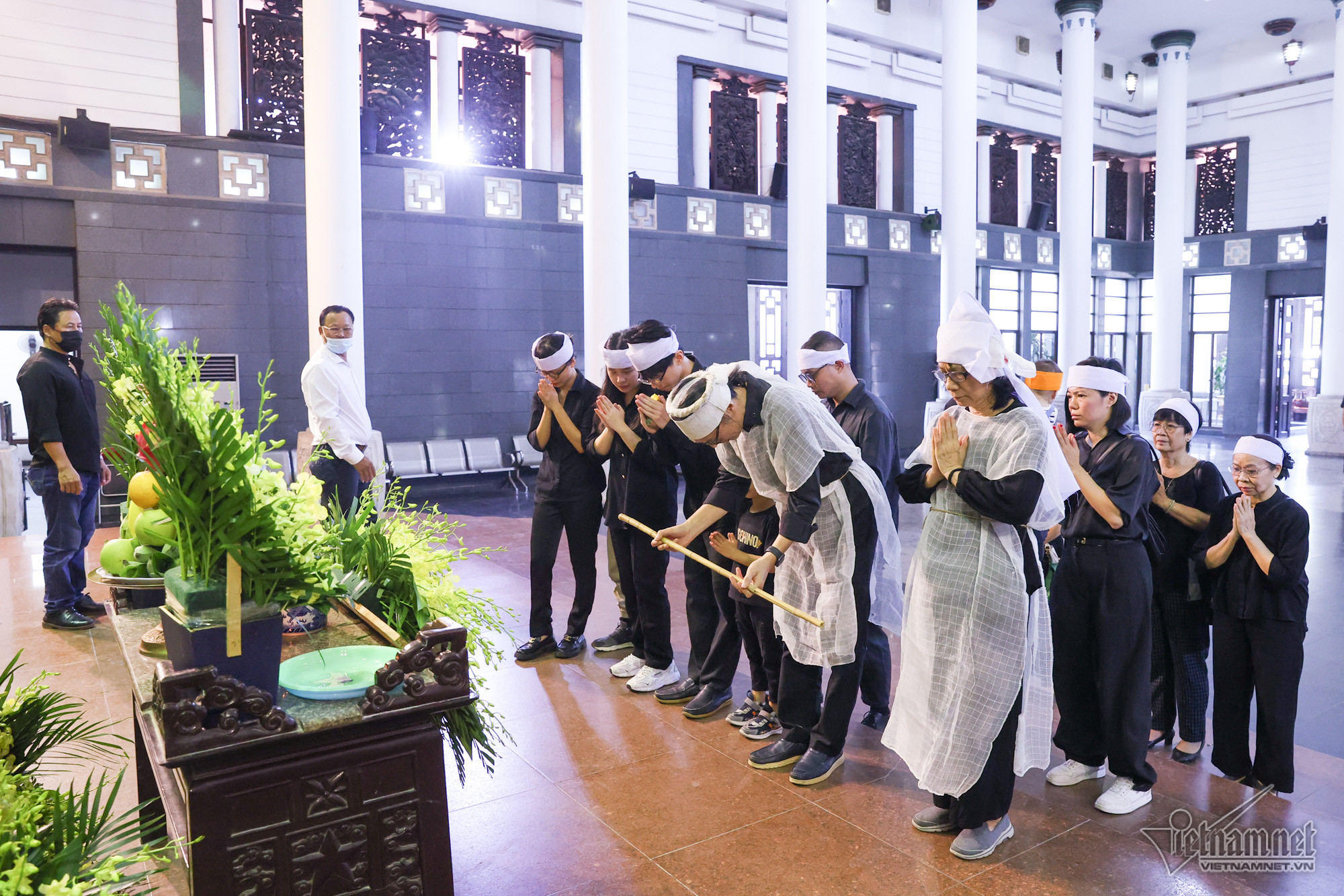 Đại gia đình của NSND Trần Bảng cúi đầu tiễn biệt ông trước lúc di quan. 