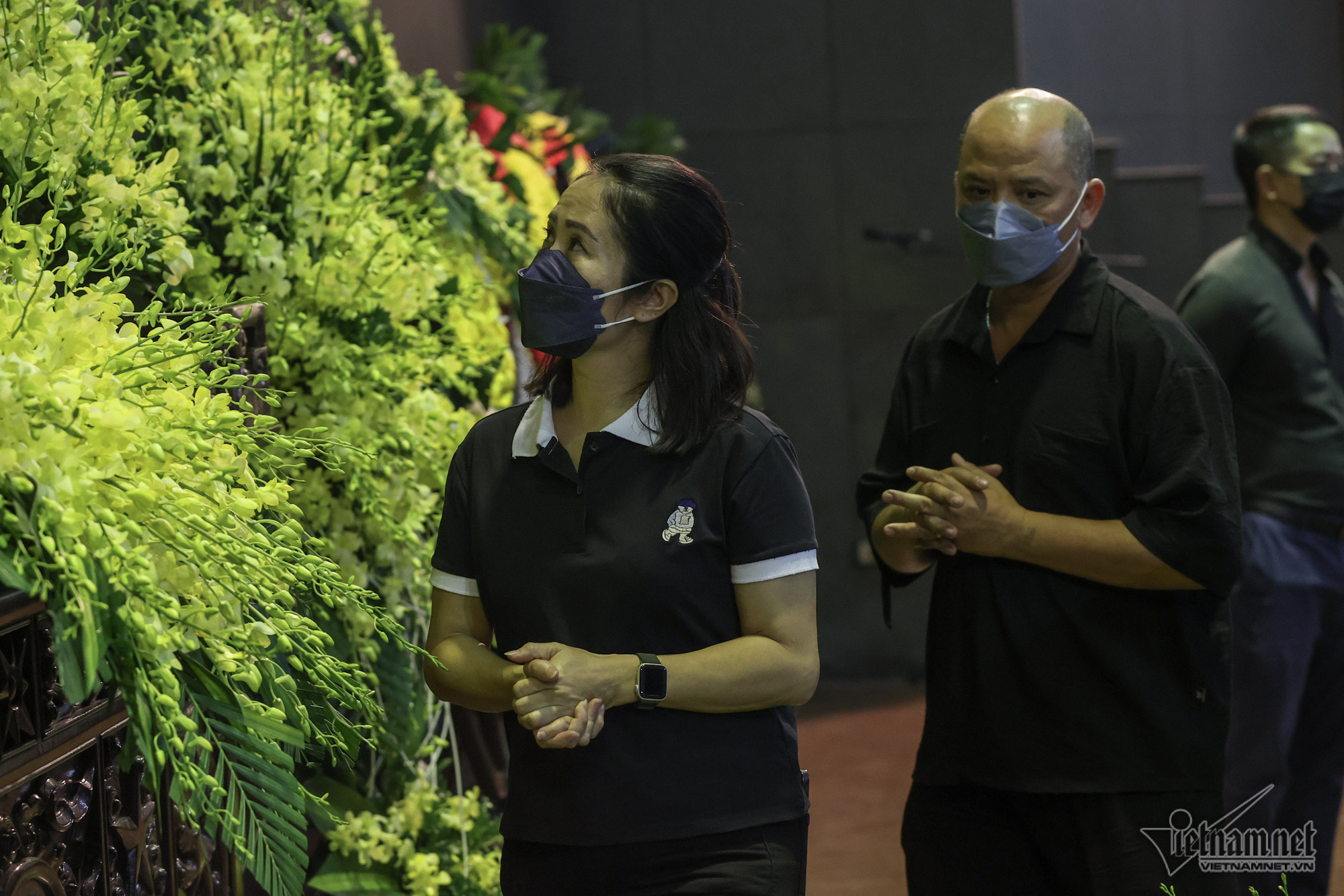 Diễn viên Quỳnh Kool và vợ chồng diễn viên Nguyệt Hằng tới viếng NSND Trần Bảng.