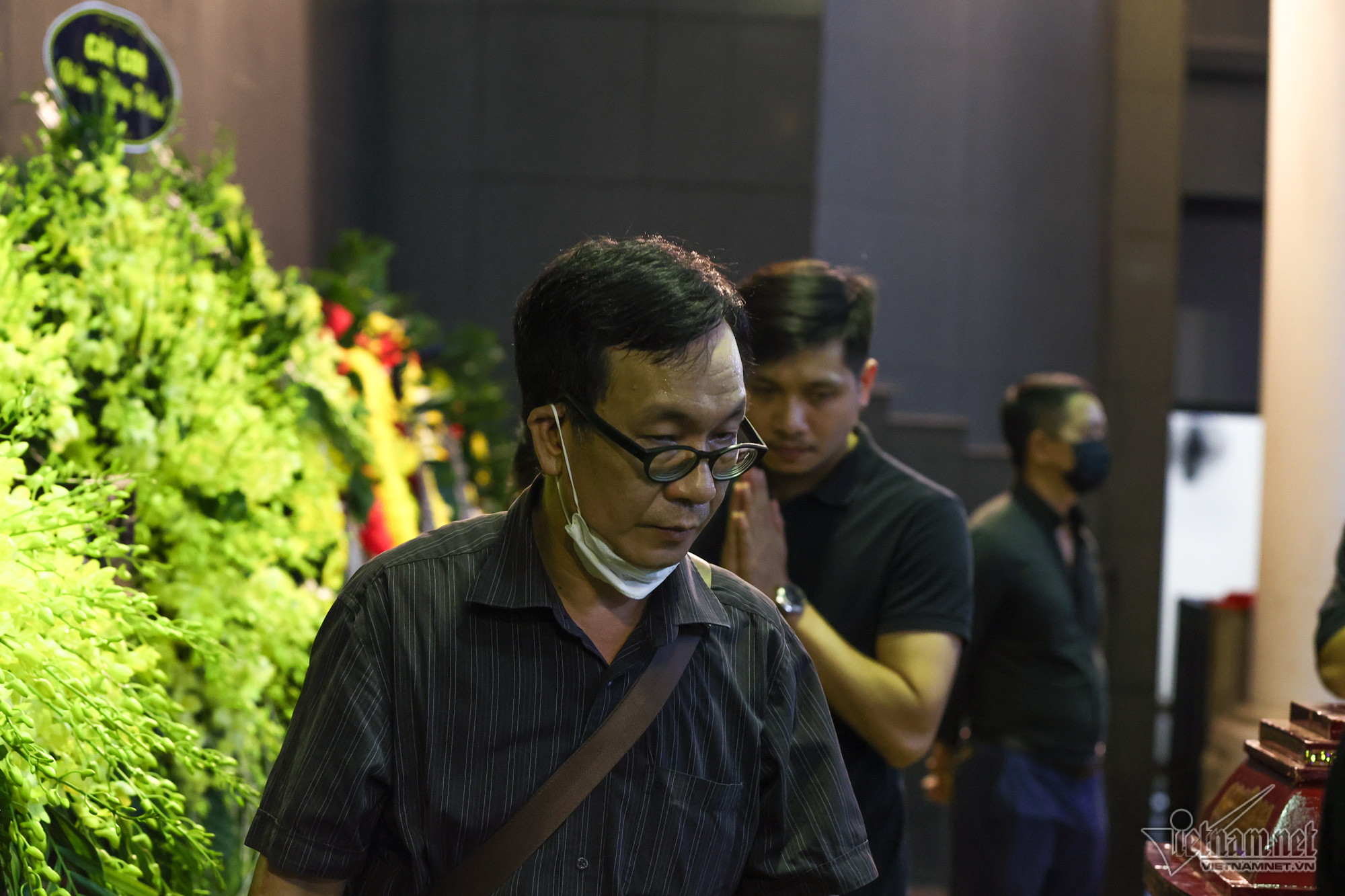 Nghệ sĩ Đức Khuê cũng tới viếng bố đạo diễn Trần Lực.