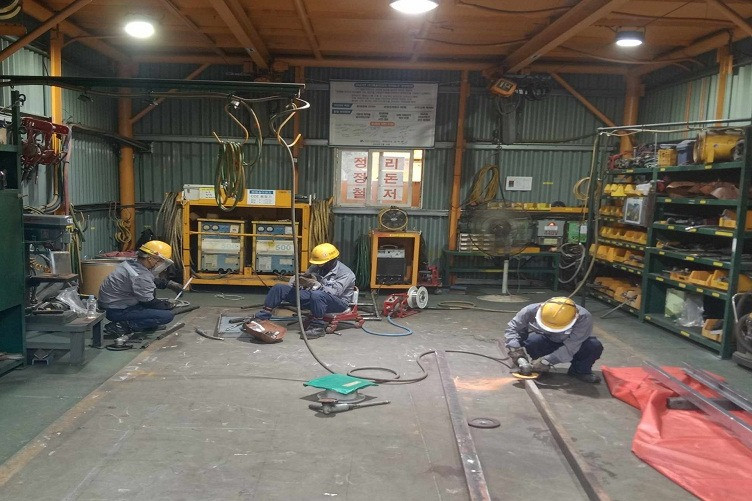 Người Việt đang làm việc tại một công xưởng cơ khí ở Hàn Quốc. Ảnh: CTV