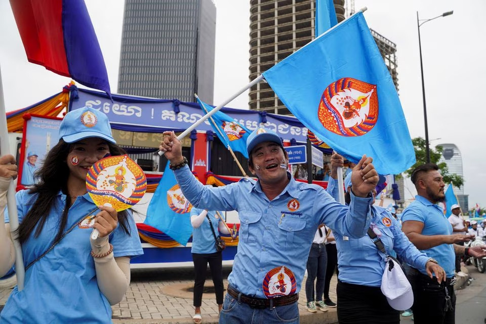 Những người ủng hộ đảng CPP trong chiến dịch vận động tranh cử ở Phnom Penh. Ảnh: Reuters