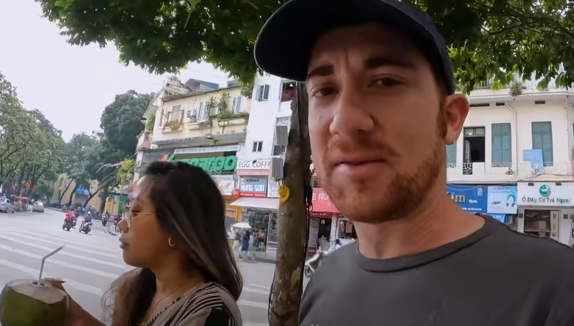 Cặp đôi người Mỹ trải nghiệm chi tiêu trong một ngày ở Hà Nội với 100 USD (khoảng 2,3 triệu đồng) (Ảnh chụp màn hình)