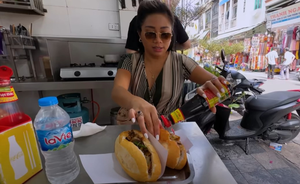 Kết thúc bữa ăn, vị khách người Mỹ thanh toán hai ổ bánh mì hết 4,2 USD (gần 100.000 đồng) và tiếp tục hành trình trải nghiệm tại Hà Nội (Ảnh chụp màn hình)