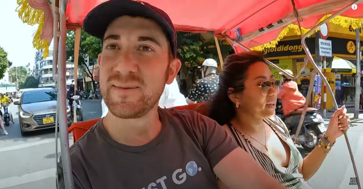 Hai vị khách Tây thích thú ngồi xích lô đi dạo quanh trung tâm thành phố (Ảnh chụp màn hình)