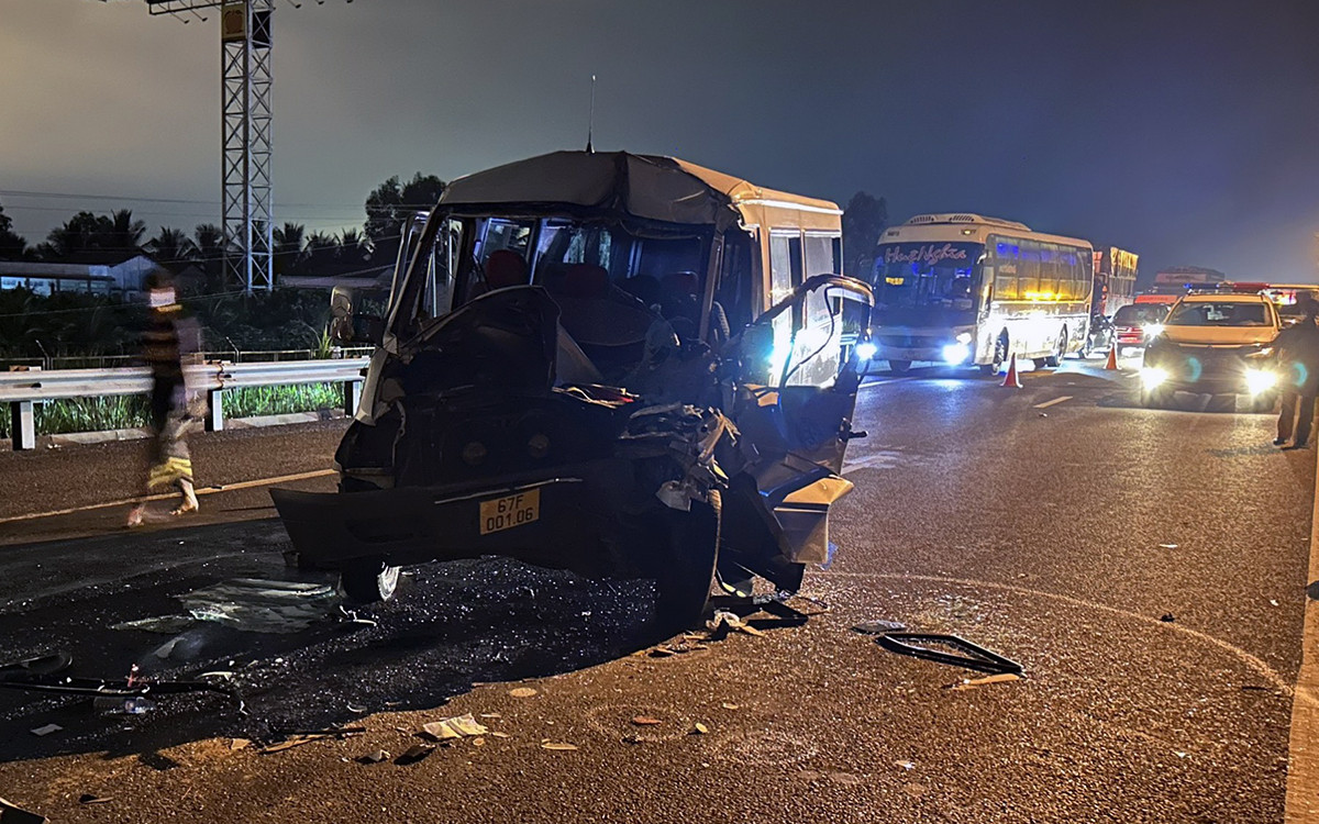 Hiện trường vụ tai nạn làm 4 người chết trên cao tốc TP.HCM - Trung Lương. Ảnh: Thiện Chí 