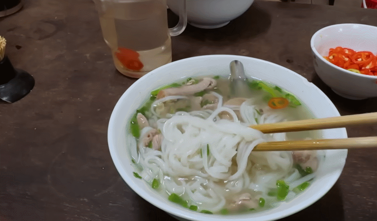 Chàng blogger người Mỹ xuýt xoa với món phở bò gia truyền trên phố cổ (Ảnh cắt từ clip)