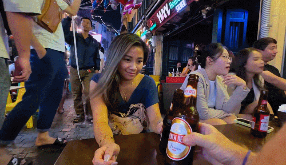 Cặp đôi uống bia ở phố Tạ Hiện, trải nghiệm cuộc sống về đêm nhộn nhịp tại Thủ đô (Ảnh cắt từ clip)