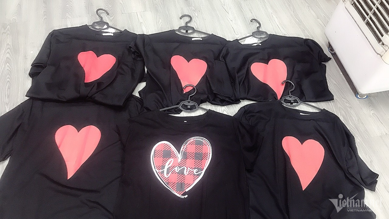  “Cái Hương chưa có con, vẫn còn son nên cho mặc áo có chữ 'love' cho khác biệt nhé”, Hằng trêu tôi khi cả nhóm tới nhà tôi mặc thử áo. Ảnh minh họa: Hạnh Tokyo.