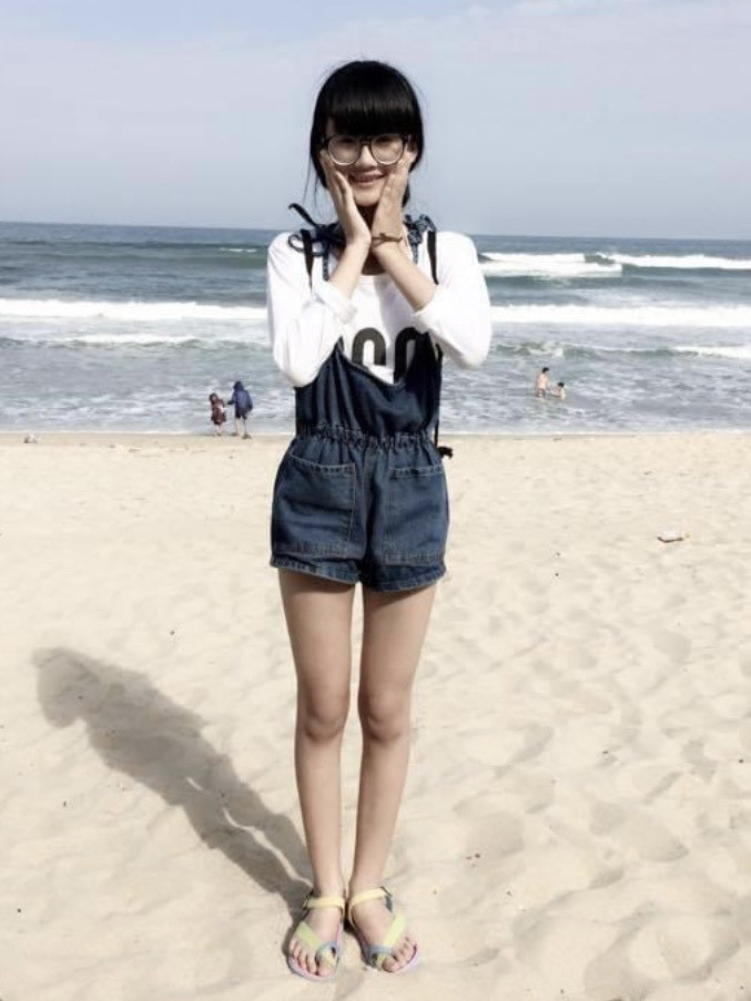 Từ nhỏ, Ý Nhi đã mang vẻ đáng yêu với mái tóc dài. Thời cấp 2, hàm răng của cô móm nhẹ nhưng không làm mất đi nét duyên dáng.