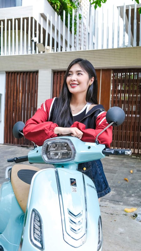 Đáng chú ý, trong những bức ảnh của mình, Quỳnh Alee không quên khoe lợi thế hình thể, đặc biệt là vòng 1 khủng của mình.