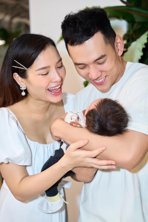 Phương Trinh Jolie - Lý Bình làm lễ đầy tháng cho con trai