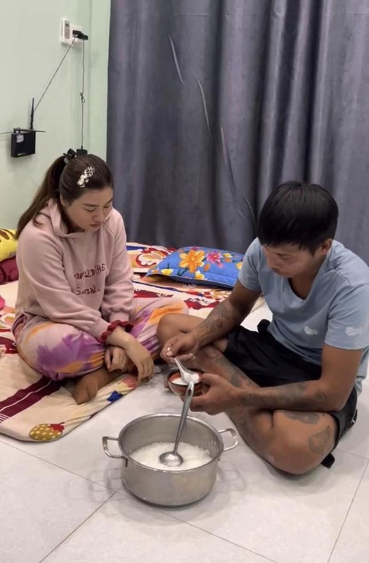 Theo đó, Lộc Fuho cho bà xã ngồi trên xe đẩy và tạo dáng, cặp đôi cũng cười tươi trước ống kính. Đây là lần đầu tiên vợ Lộc Fuho xuất hiện sau biến cố mất con xảy ra vào giữa tháng 7/2023.