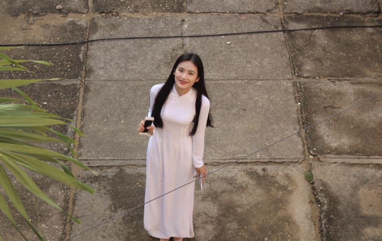 Ý Nhi năm 17 tuổi trong tà áo dài trắng. Thời điểm này, người đẹp có đường nét gương mặt hài hòa, thanh tú, sống mũi cao thẳng và lông mày sắc nét. 