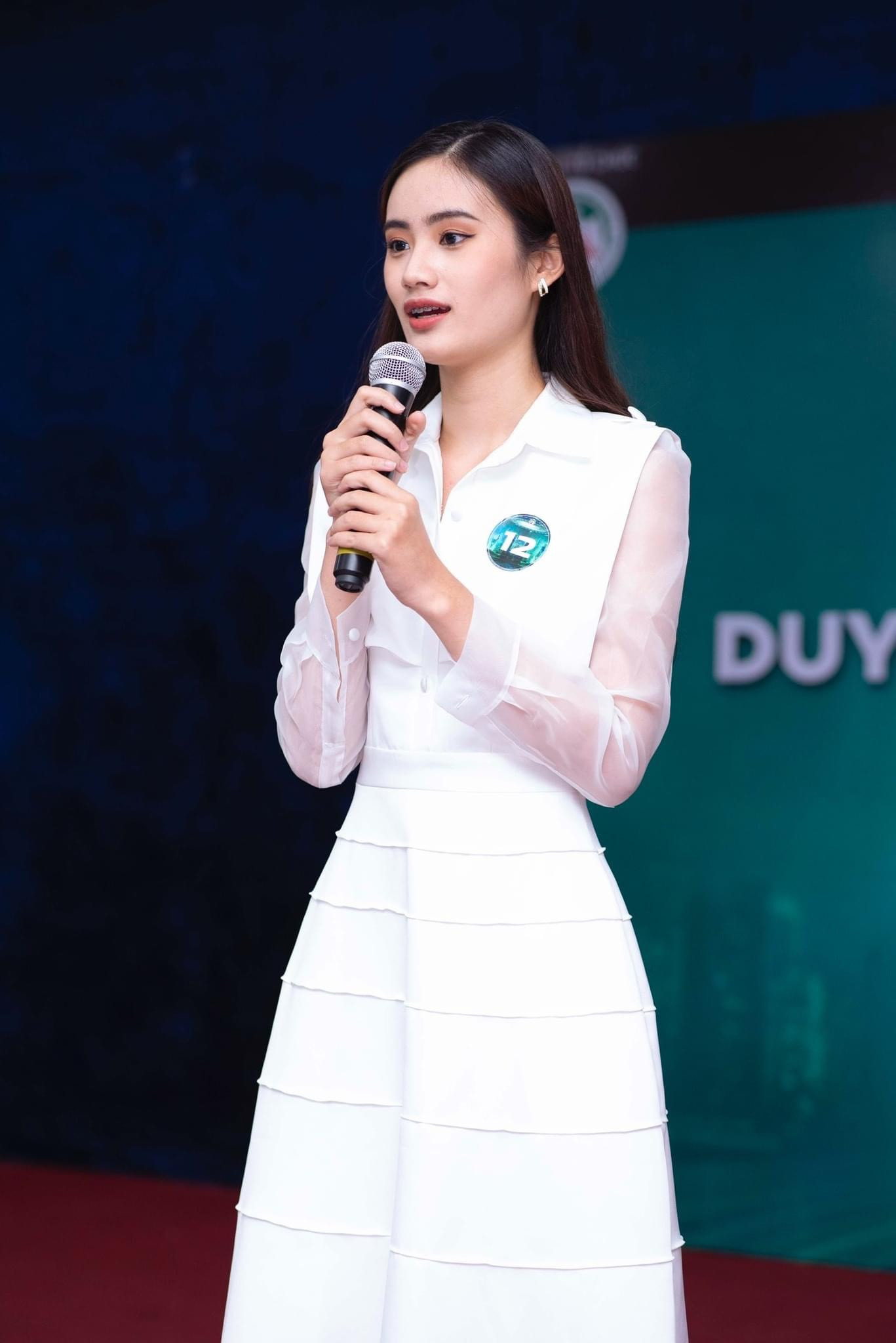 Đầu năm 2023, Ý Nhi thi Duyên dáng Sinh viên Bình Định 2023. Giai đoạn đầu cuộc thi, cô vẫn niềng với mong muốn có hàm răng đẹp nhất. 