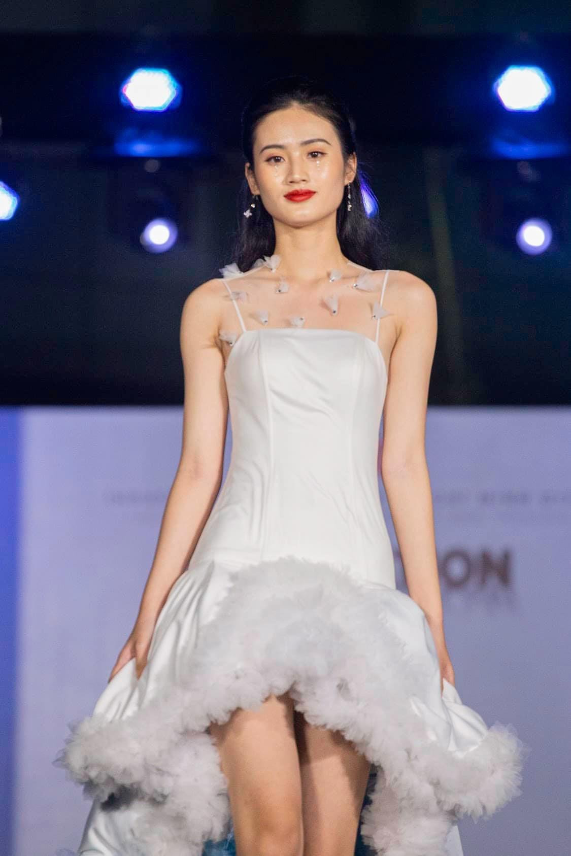 Những sàn diễn trong 2 năm đại học giúp cô tự tin, có kinh nghiệm sân khấu khi thi hoa hậu. 