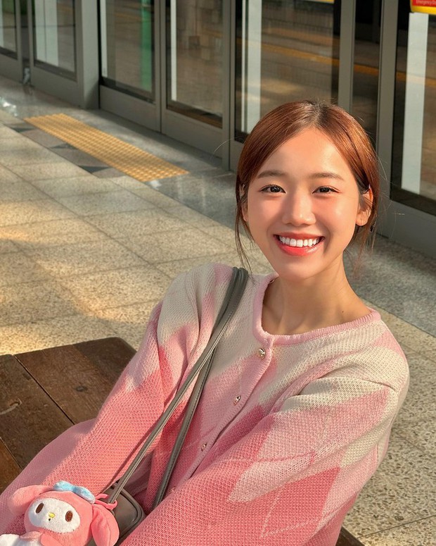 Meichan (Nguyễn Hà Trang, sinh năm 2000) là YouTuber kiêm du học sinh Hàn Quốc khá nổi tiếng trên MXH. Cô bạn từng có nhiều cơ hội hợp tác với nhiều sao Hàn nên lại càng được ngưỡng mộ hơn. Trên kênh YouTube có 619 nghìn người đăng ký và gần 55 triệu lượt xem, Meichan thường xuyên chia sẻ những kinh nghiệm và trải nghiệm trong cuộc sống cho mọi người