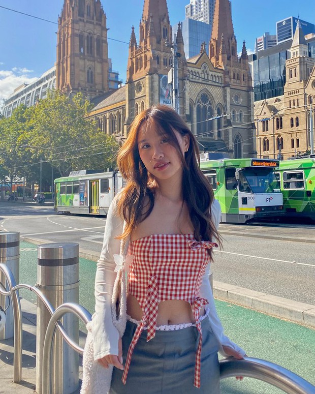 Vừng (Lê Nam Thuận An, sinh năm 2002) cũng là một YouTuber nổi tiếng với những đề tài về du học sinh. Cô bạn từng du học ở Nhật Bản từ khi còn học cấp 3 và nhận học bổng trị giá 7,2 tỷ đồng từ ĐH Cornell - ngôi trường luôn nằm trong top đầu những trường ĐH tốt nhất ở Mỹ. Hiện tại Vừng đang có 209 nghìn người đăng ký kênh và 12,5 triệu lượt xem