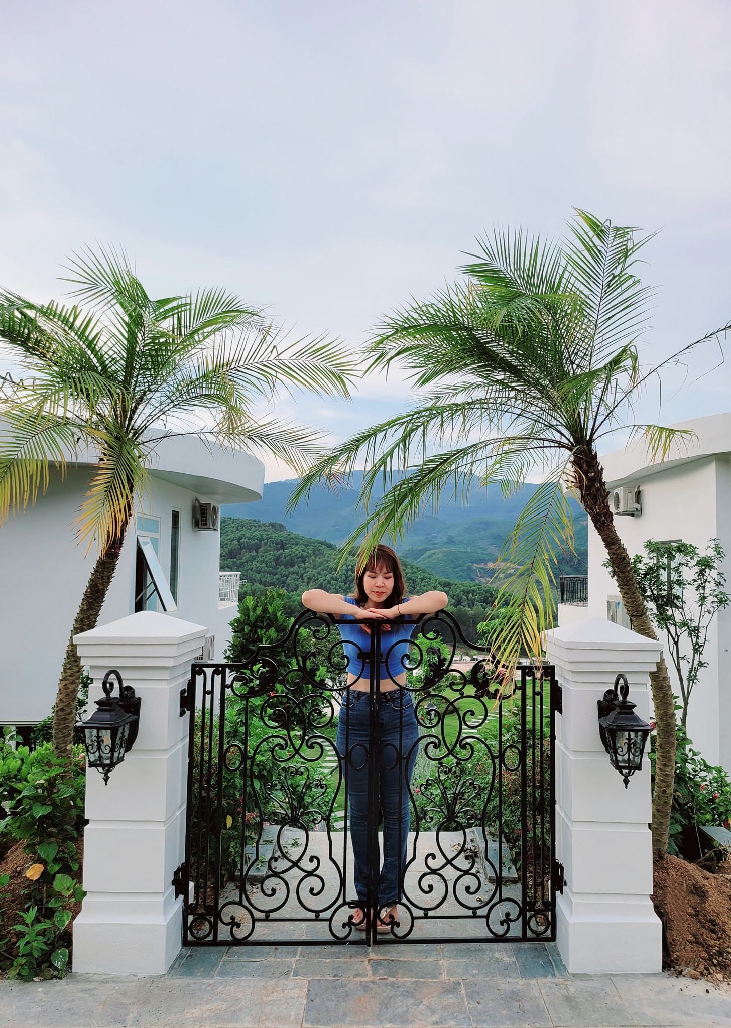 căn biệt thự với phong cách tân cổ điển, nội thất sang trọng. Được biết, Mạnh Trường và vợ đã dành nhiều tâm huyết để trang trí căn biệt thự từ trong nhà đến sân vườn. 