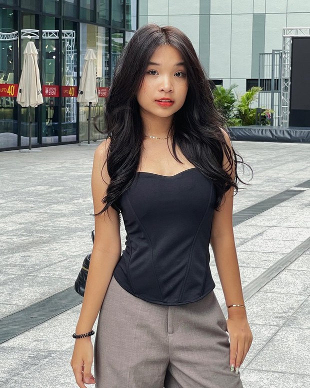 Vì ở cùng độ tuổi, cùng làm YouTuber nên Việt Thiên Thư (Nguyễn Việt Thiên Thư, sinh năm 2007) thường được cư dân mạng đem ra so với Jenny Huỳnh. Tuy nhiên mỗi người lại có phong cách khác nhau và vì còn bận học nên tần suất ra video của cô bạn cũng không được đều đặn. Hiện Thiên Thư đang có 650 nghìn người đăng ký và 109 triệu lượt xem