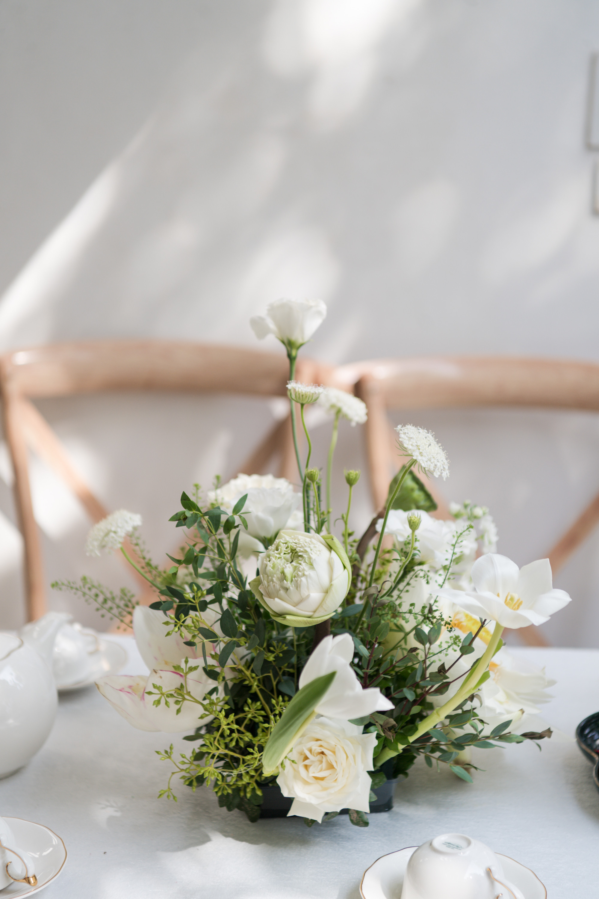 Quá trình trang trí diễn ra hai ngày trước khi buổi lễ diễn ra. Phương Oanh là người đưa ra ý tưởng trang trí lễ ăn hỏi bằng trúc và sen. Hoa sen trở thành chủ đề chính cho lễ gia tiên của Phương Oanh và chồng sắp cưới hơn 8 tuổi. 