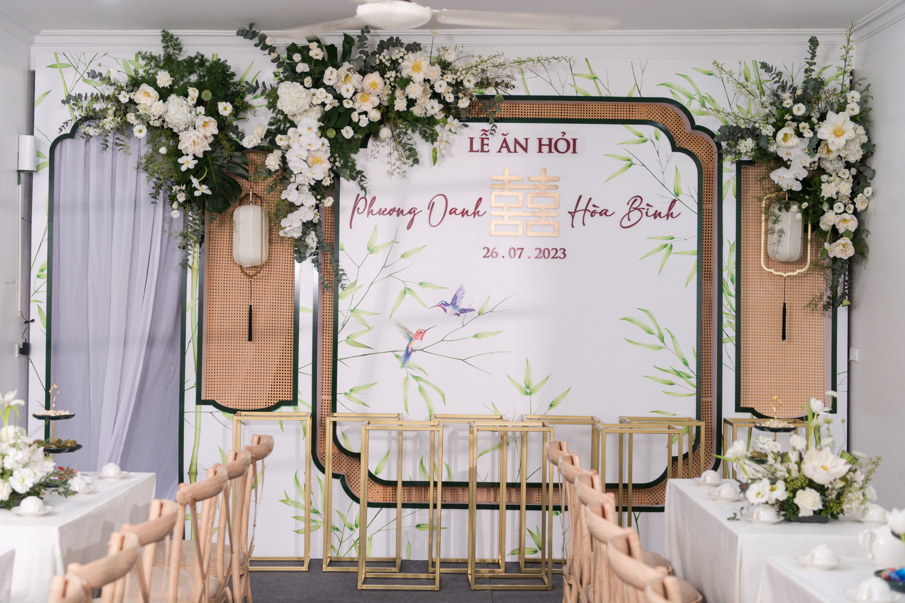 Phương Oanh xác nhận tổ chức lễ ăn hỏi cùng Shark Bình cách đây gần 1 tuần. Nữ diễn viên cho biết cô mong muốn ngày trọng đại diễn ra riêng tư, ấm cúng ở quê nhà. Phương Oanh hạnh phúc khi chuyện tình cảm của mình được gia đình hai bên vun vén, ủng hộ.