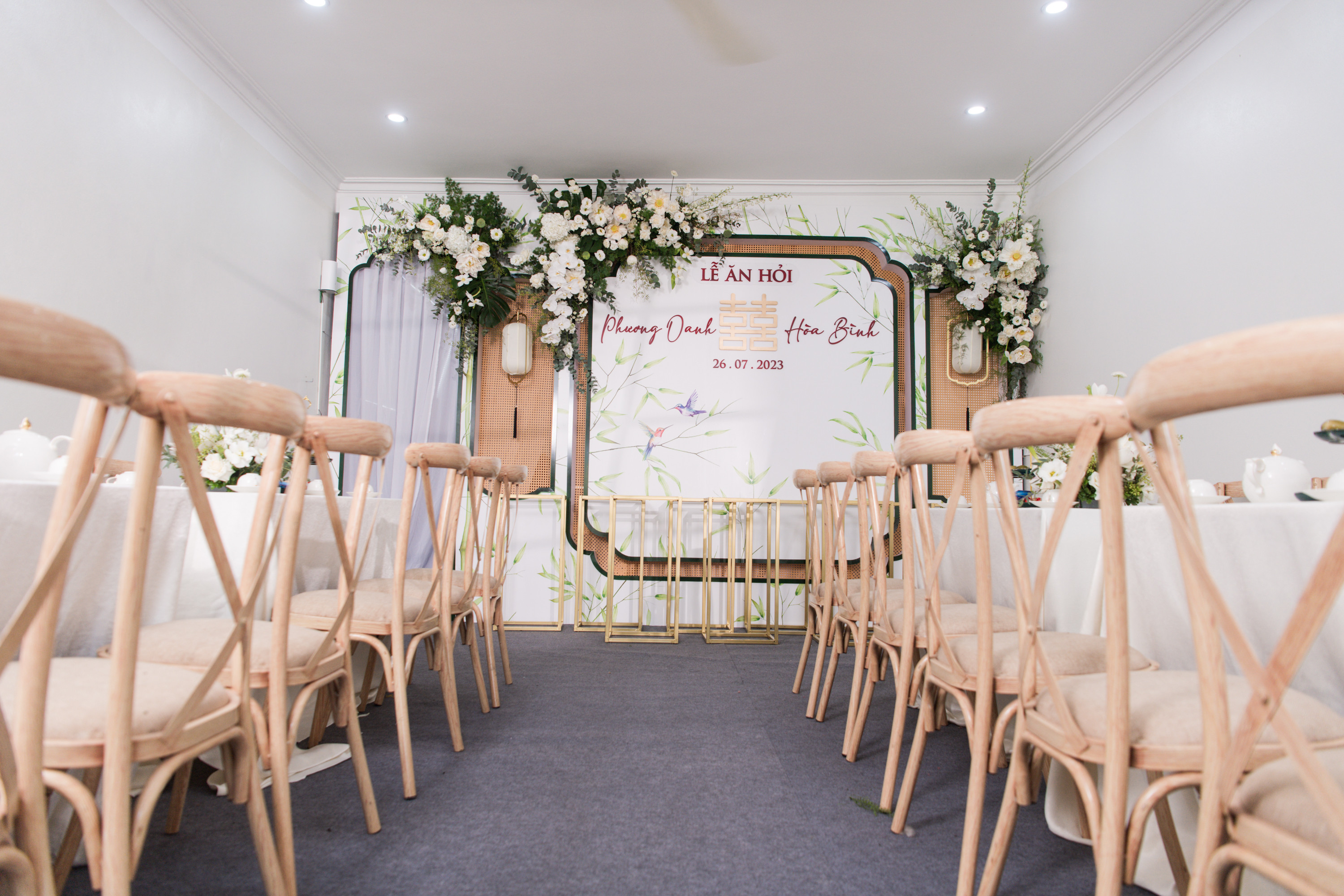Quá trình trang trí diễn ra hai ngày trước khi buổi lễ diễn ra. Phương Oanh là người đưa ra ý tưởng trang trí lễ ăn hỏi bằng trúc và sen. Hoa sen trở thành chủ đề chính cho lễ gia tiên của Phương Oanh và chồng sắp cưới hơn 8 tuổi. 