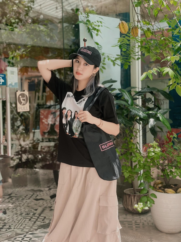 Không phải fan BLACKPINK nhưng hot girl đời đầu Mi Vân đã chuẩn bị sẵn sàng cho chuyến xem idol lần này cùng với con gái.