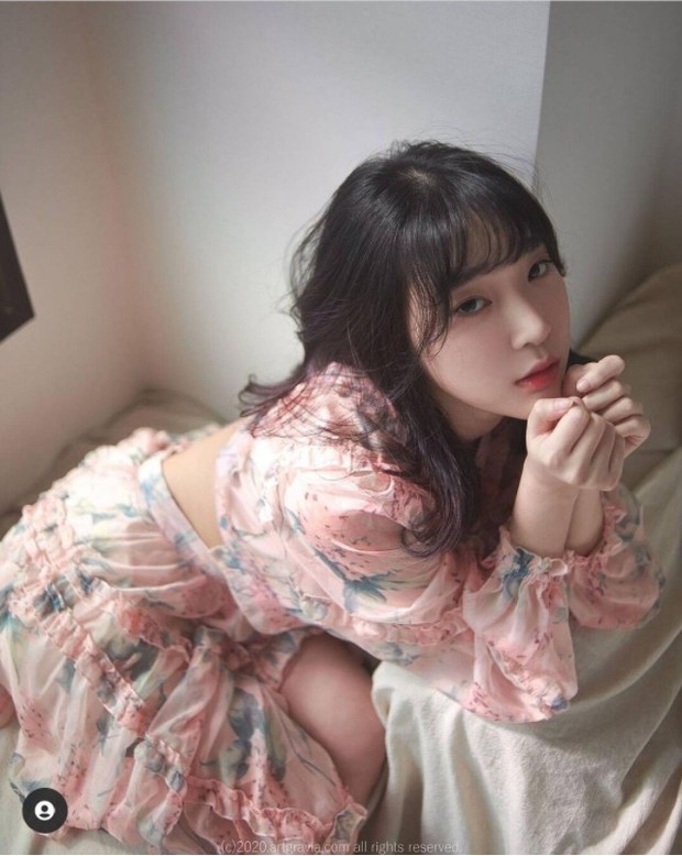 Cô là nữ người mẫu nổi tiếng tại Hàn Quốc, sở hữu hàng triệu người theo dõi trên các tài khoản mạng xã hội