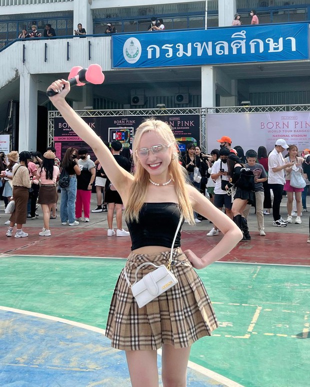 TikToker Miha Chan (Trịnh Minh Hằng) là một fan cứng của BLACKPINK. Cách đây không lâu cô nàng cũng có mặt tại Thái Lan xem nhóm nhạc này và không ngờ lại có dịp gặp lại idol sớm như vậy.