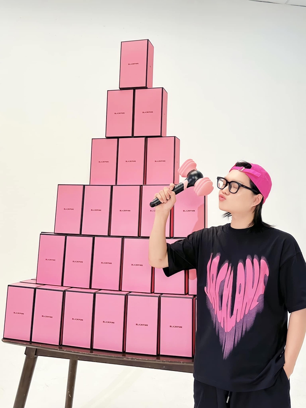 Không chỉ đi xem concert một mình, Phạm Thoại còn chi tiền mua vé cho toàn bộ nhân viên đi đu idol khiến cư dân mạng từng trầm trồ.