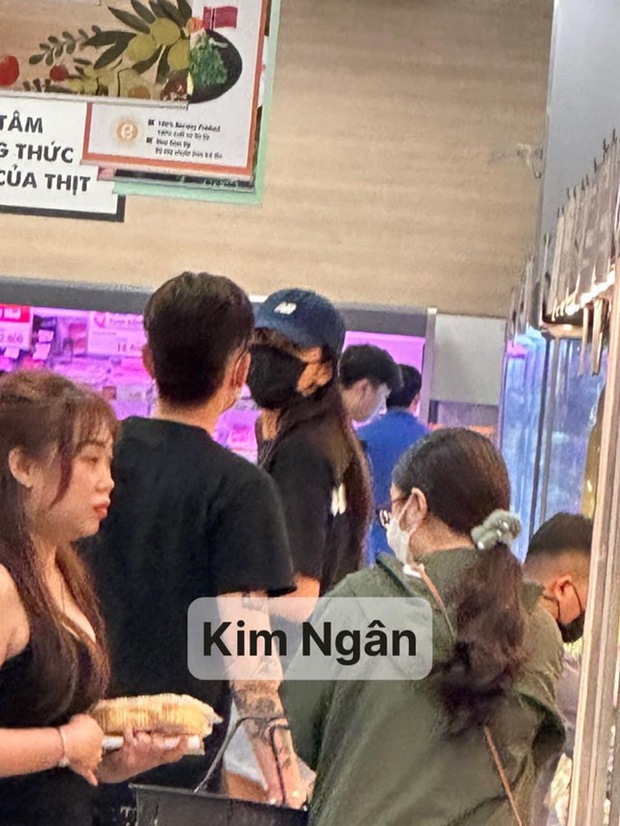 Cô gái đi cùng nam rapper được cho là Minh Tú (Ảnh: Kim Ngân)