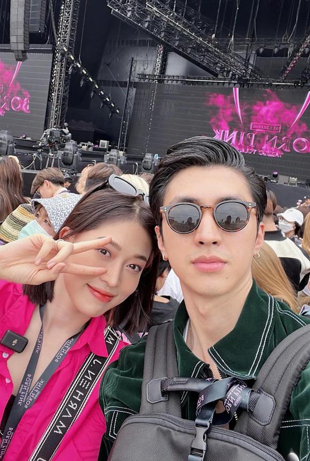 Bình An xứng đáng là anh chồng chiều vợ nhất vịnh Bắc Bộ khi theo chân Phương Nga qua nhiều concert. Đương nhiên BORNPINK ở SVĐ Mỹ Đình cũng không ngoại lệ.