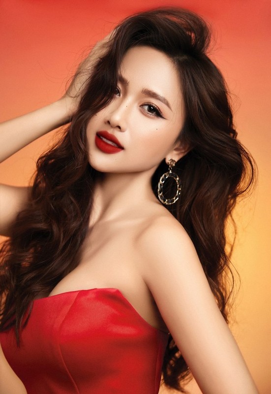 Thu Hương còn làm MC, cộng tác với Đài VTV trong một số chương trình nổi tiếng.