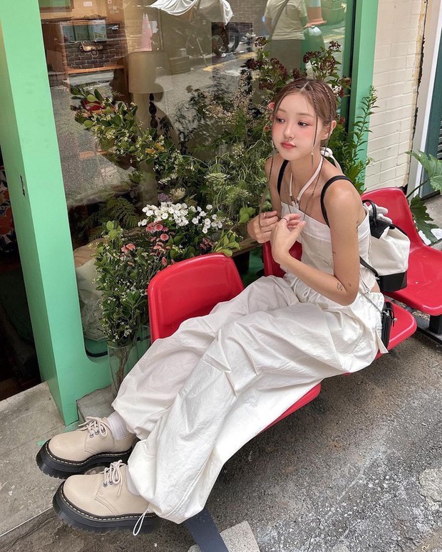 Tóc búi thấp kết hợp với vài lọn tóc tết 