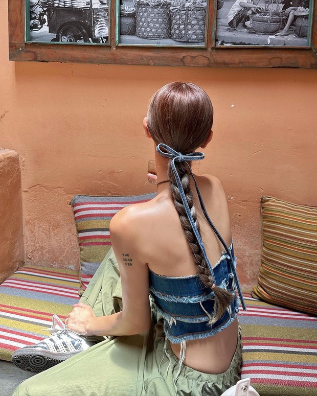 Thay cho thao tác buộc hồ lô từng đoạn nhỏ, bạn cũng có thể buộc đuôi ngựa trước, tết đuôi tóc lại rồi tạo điểm nhấn bằng một chiếc nơ dài là vừa bắt kịp trend lại vừa xinh