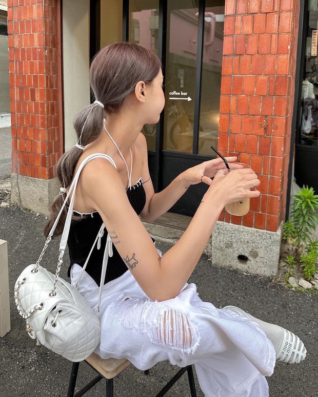 Với những ai không thích buộc/búi 2 bên, bạn có thể thử kiểu tóc hồ lô đơn giản. Kiểu này gần như hợp với mọi outfit và giúp bạn trẻ trung hơn nhiều