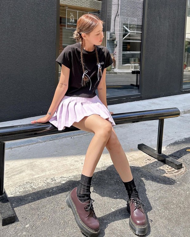 Kiểu tóc búi thấp 2 bên mix với tóc tết thắt nơ này được lấy cảm hứng khá nhiều từ những tạo hình của Jennie trong chuỗi world tour Born Pink. Ngoài ra, bạn cũng có thể mặc nguyên set hồng/đen như cô bạn này cũng ổn cực kỳ