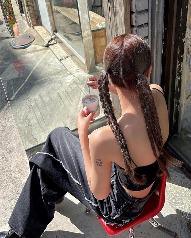 Một cách khác để làm mới kiểu buộc tóc hai bên là chia đuôi tóc làm nhiều lọn nhỏ rồi tết lại. Kiểu này cực kỳ dễ thực hiện mà vẫn cool