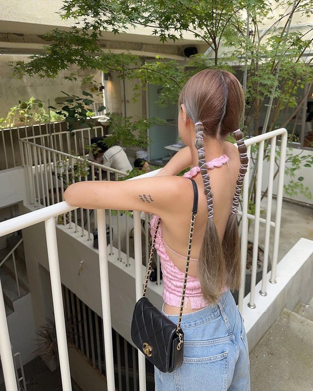 Vẫn là buộc tóc hai bên, bạn có thể biến tấu theo kiểu buộc zigzag. Đừng quên chọn dây buộc tóc màu nổi cho thêm phần nổi bật nhé